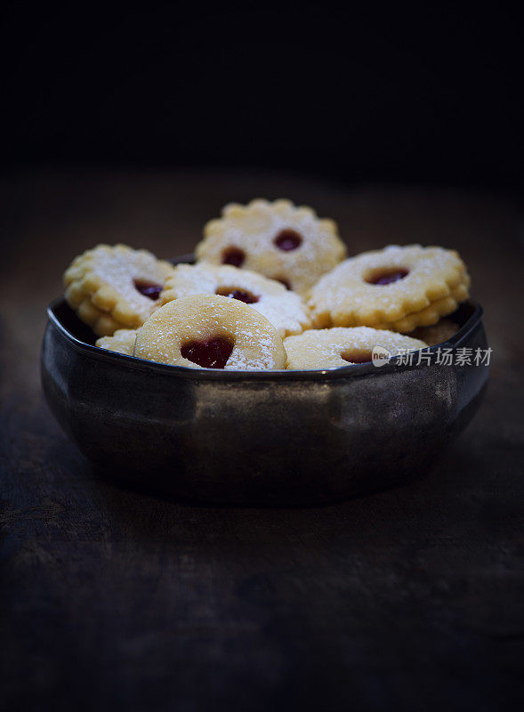 典型的奥地利圣诞饼干“Linzer Augen”